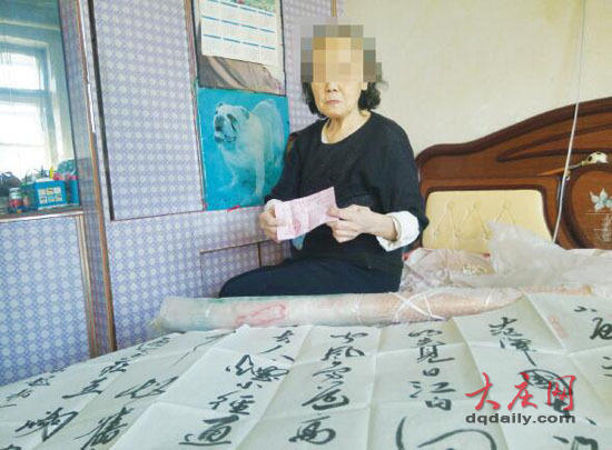 老人为解困境拿出全部积蓄 花11万元买字画被坑