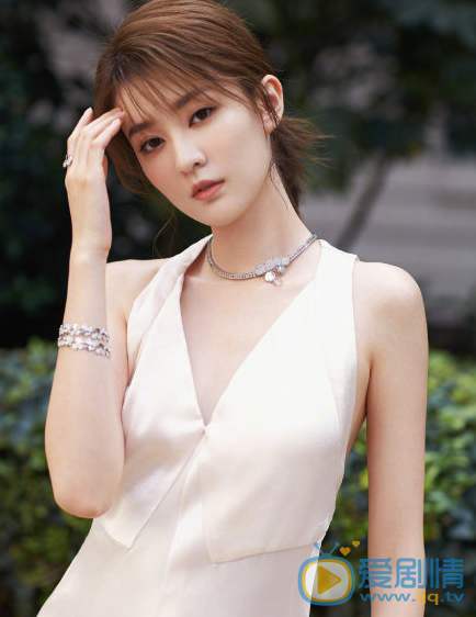 在《在劫难逃》中饰演的女二孙晓萌和《平凡的荣耀》中饰演的兰千翎