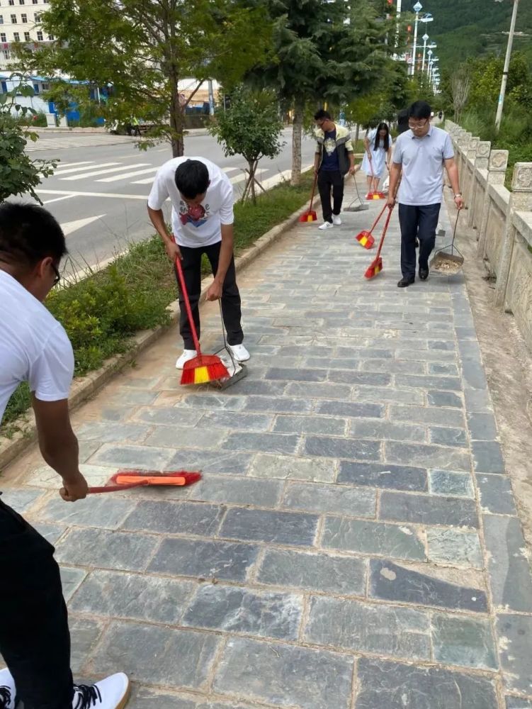 海源中学团委组织学生团员清扫街道怒江州特殊教育学校开展卫生清洁及