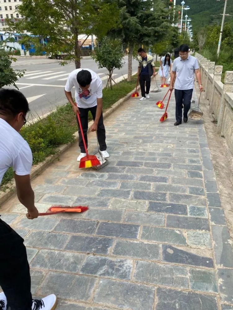 海源中学团委组织学生团员清扫街道