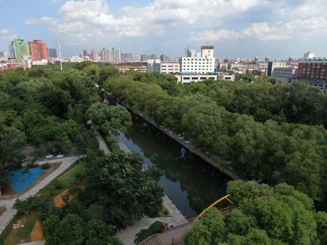 图为市民在南运河旁的怡静园游玩.2020年9月5日,辽宁沈阳,沈阳