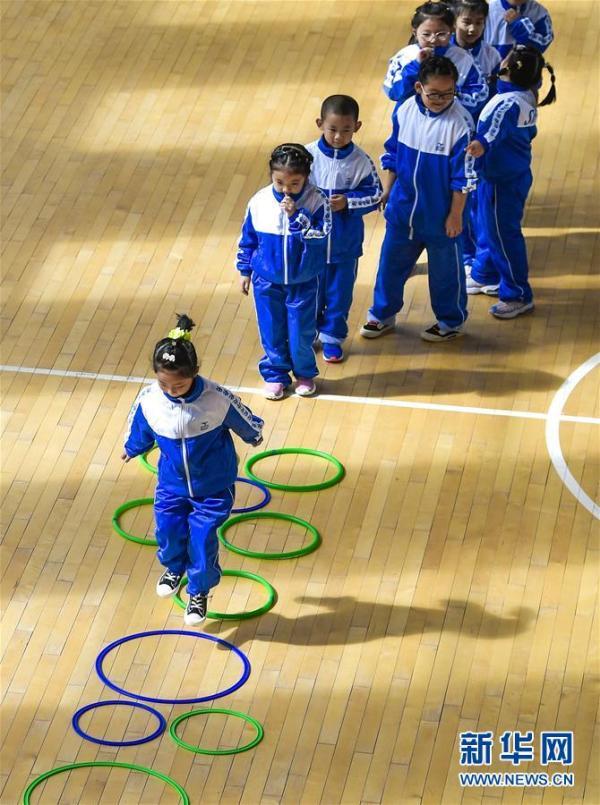 汽开区实验学校一年级1班学生在体育课上进行趣味游戏(9月4日摄.