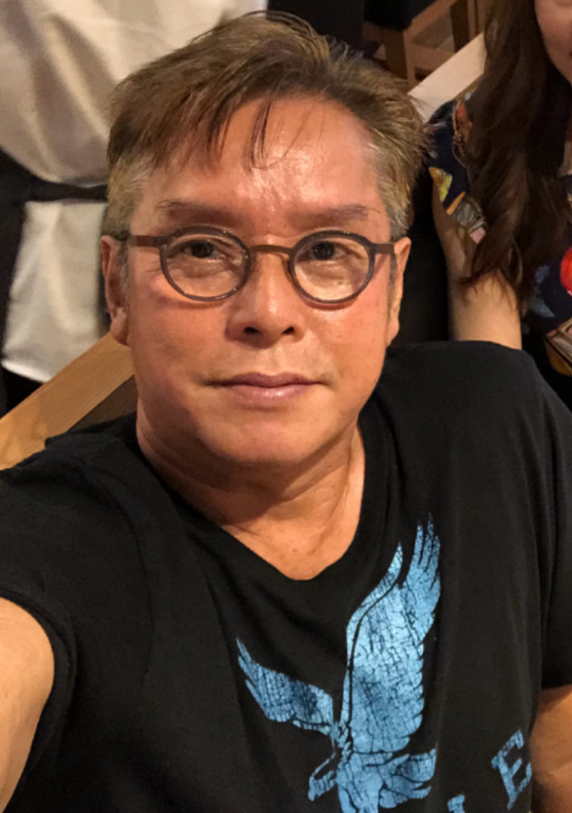 谭咏麟70岁晒照白发苍苍一脸老态却撩上衣秀二头肌仍不服老
