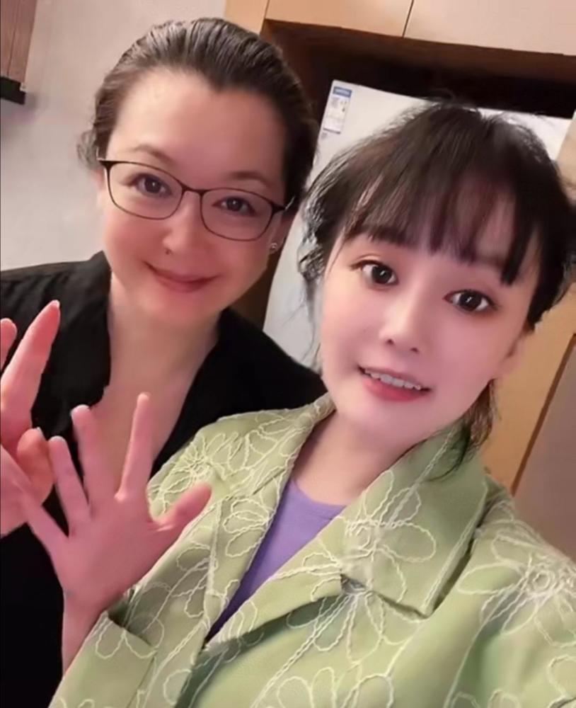 赵本山妻子罕见露面,53岁与女儿似姐妹,分享婚姻秘籍却遭嘲讽
