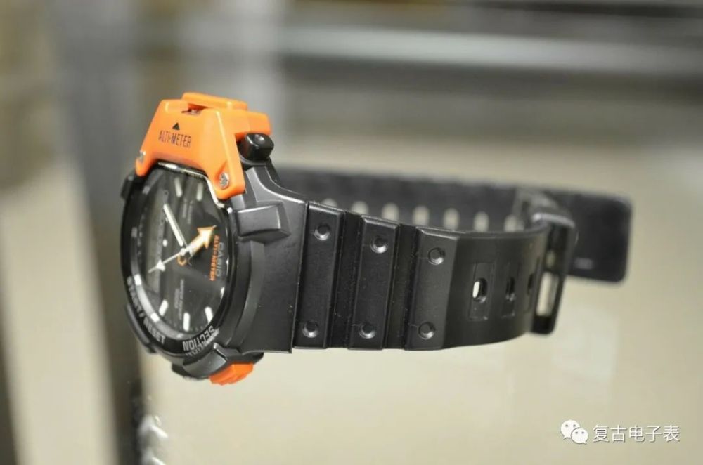 推土机式的传感器双显登山表——casio alti-meter aw