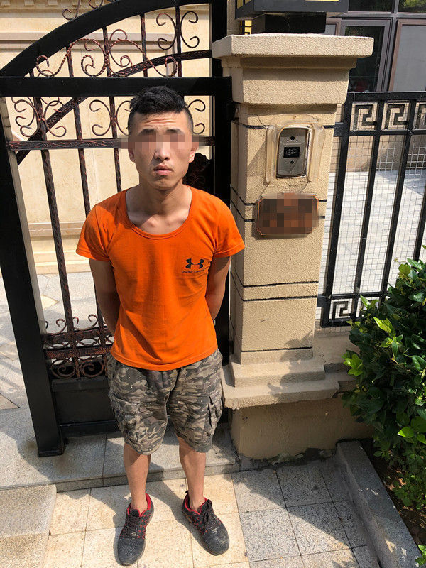 小贼翻墙进别墅当场被捉青岛杭州路派出所抓获一名盗窃嫌疑人