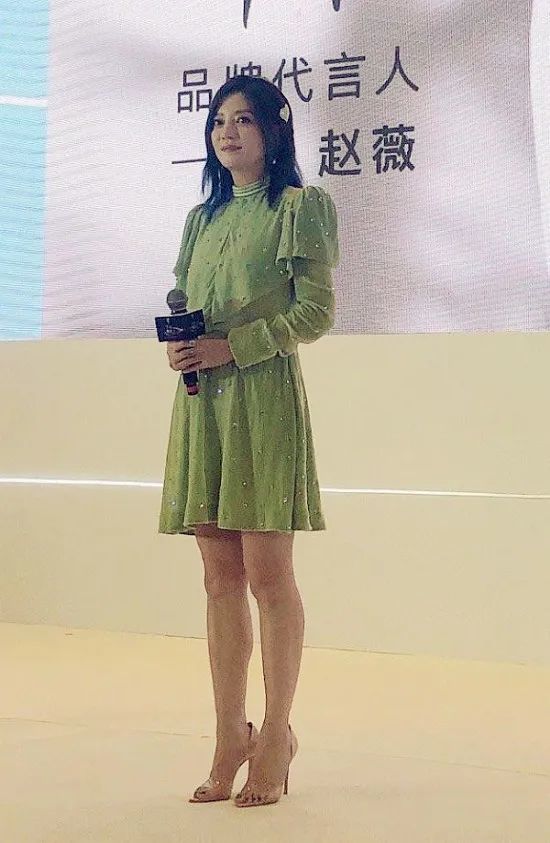 44岁赵薇真实颜值曝光,路人镜头下,比化妆还美!