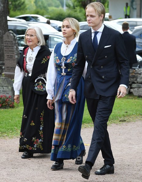 挪威14岁王子迎来重要仪式,比姐姐的规模小太多,同母异父哥哥携女友