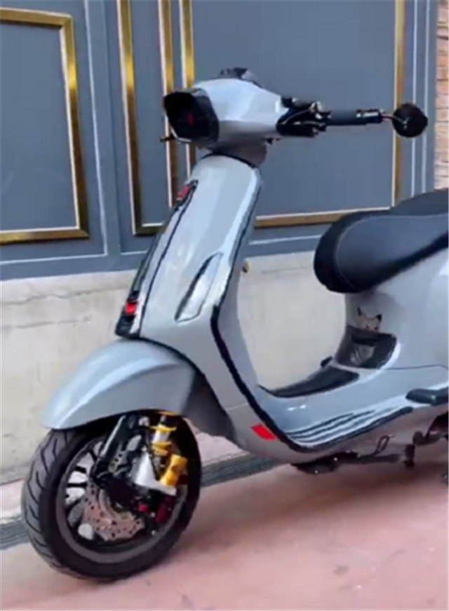 改装奥斯林减震的vespa,排量154cc,全车水泥灰,上街拉风