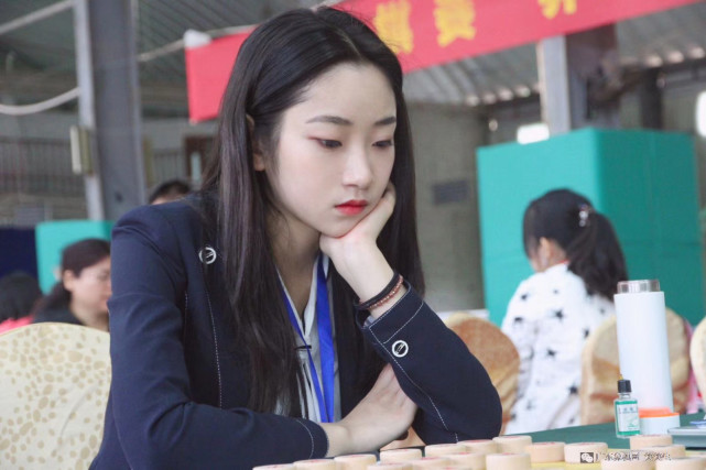 象棋国家大师现役四川队的梁妍婷对阵在波兰留学的成都美女棋手孙若谷