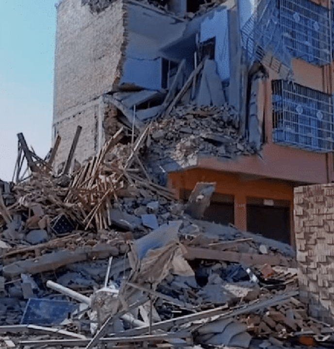 河南一4层楼房倒塌,砸碎邻居3层洋楼,原来