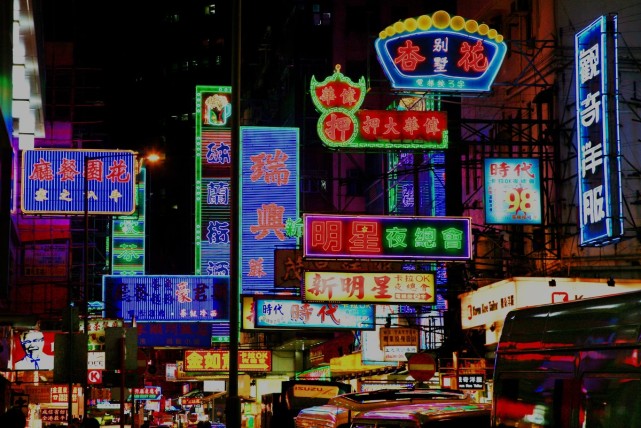 香港街头的霓虹灯