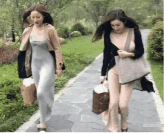 "姑娘,风太大了就别穿裙子了,真的会原形毕露的!"哈哈