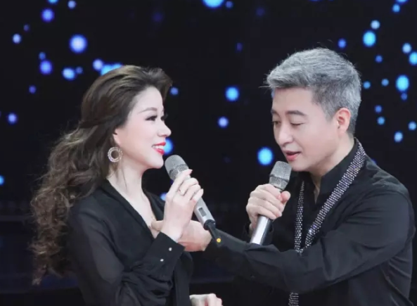著名相声周炜白发苍苍,妻子满脸胶原蛋白,实为夫妻却像"父女"