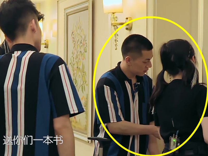 卡斯柏李浩菲看似相互嫌弃可两人鞋子暴露真实关系网友一眼看透