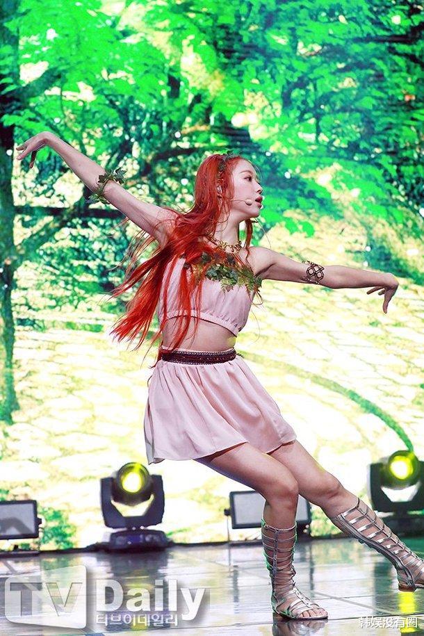 yooa 新歌舞台公开被赞"人间精灵":160的身高,170的