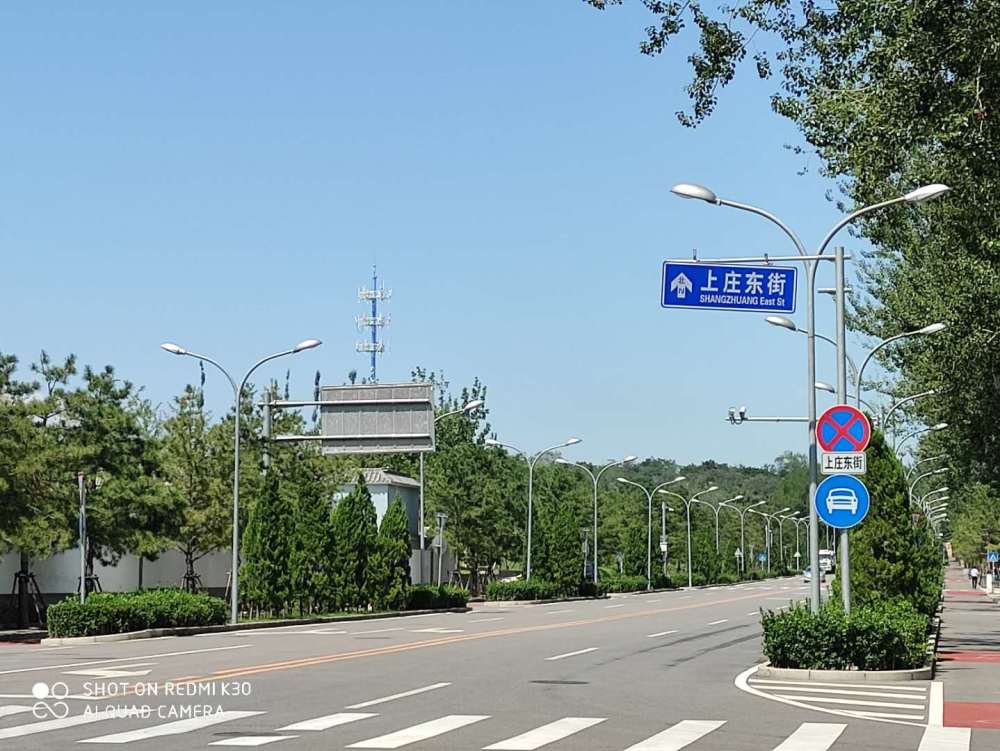 上庄村坐落在北京市石景山区境内的东部,它的面积要比邻居下庄村要大