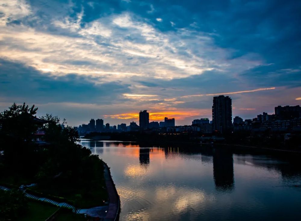 你所熟悉的这些角落和风景,都藏着夏天来过的气息!