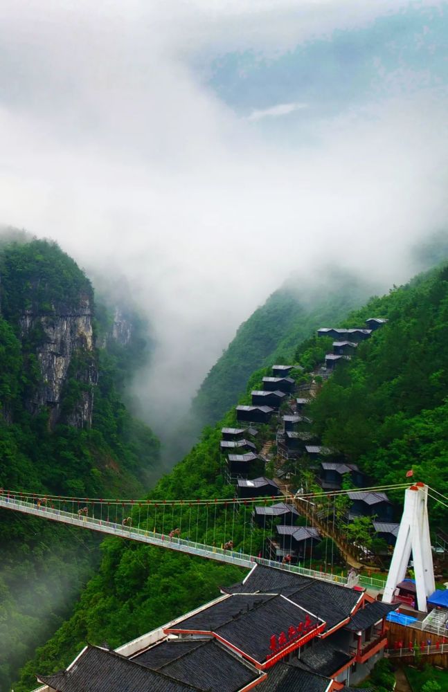 中国旅游日为更好地服务游客,恩施地心谷景区错峰免费