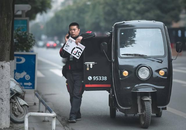 快递小哥张义标,送件闻到难闻气味后,瞒着妻子照顾