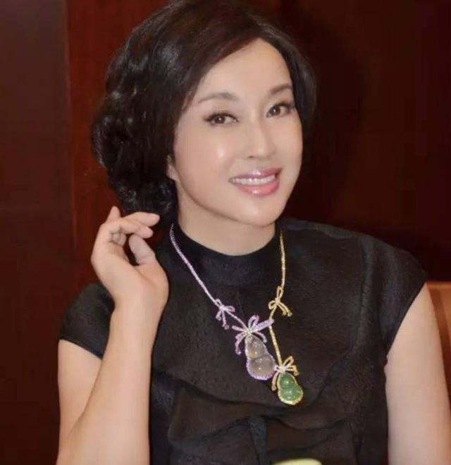 65岁的刘晓庆厉害了,出演18岁小姑娘,一身旗袍亮相惊艳众人