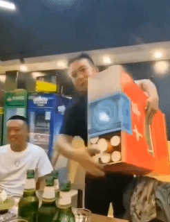 搞笑gif:来,兄弟,来根华子,这个劲大