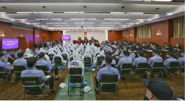 东兴一团伙51人受审!领头人被控18项罪名,包含