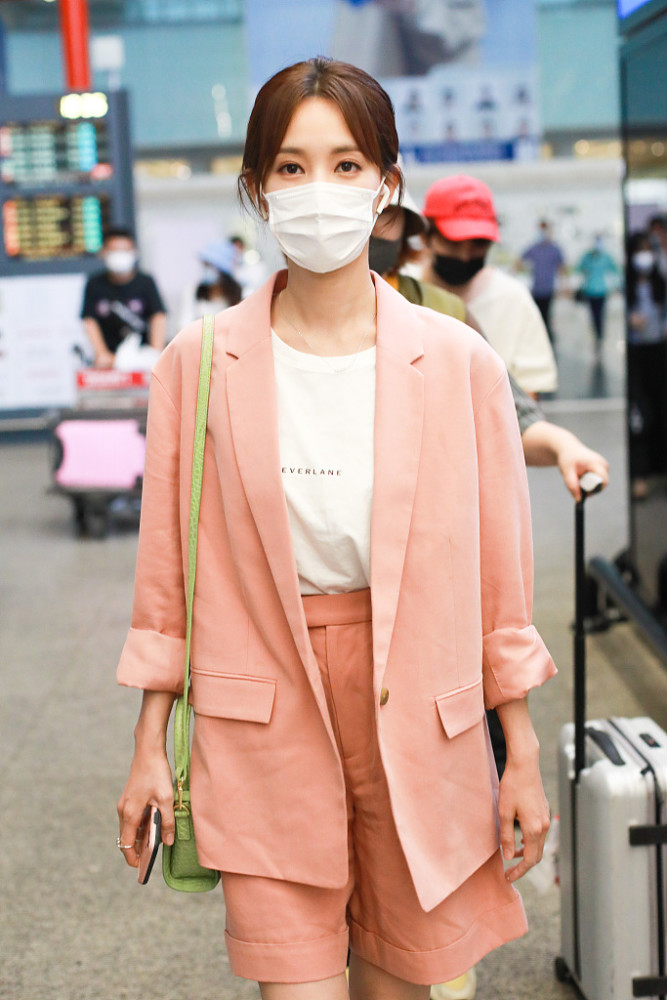 李一桐穿粉色西服套装秀美腿 甜美优雅气质绝佳
