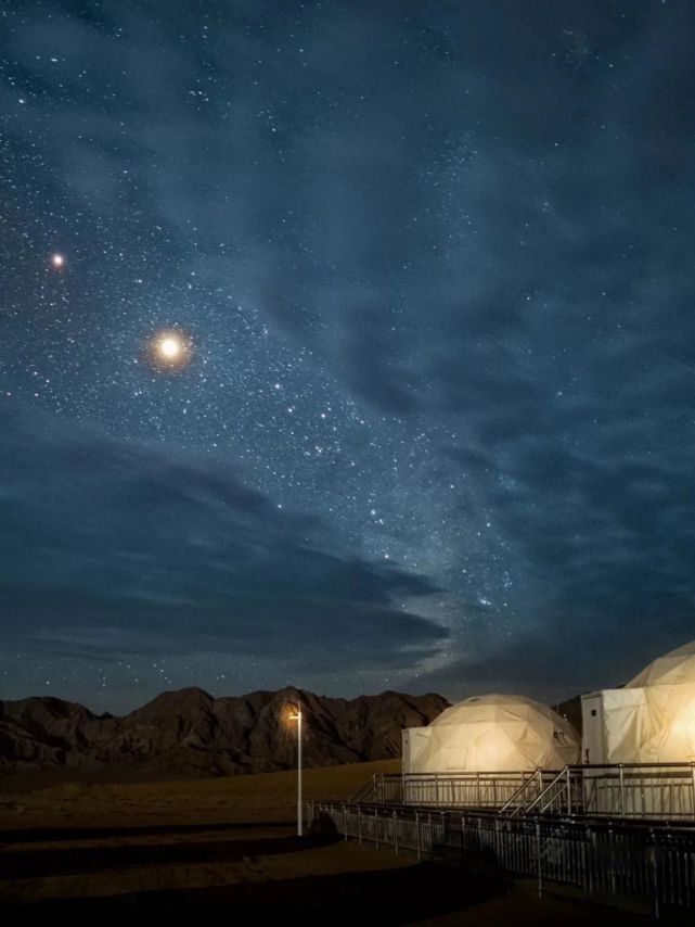 这家星空营地位于青海大柴旦 在翡翠湖的附近