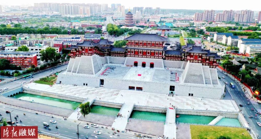 一弯碧水 更添韵味 6日 在晨曦的映衬下 提升改造后的应天门南广场