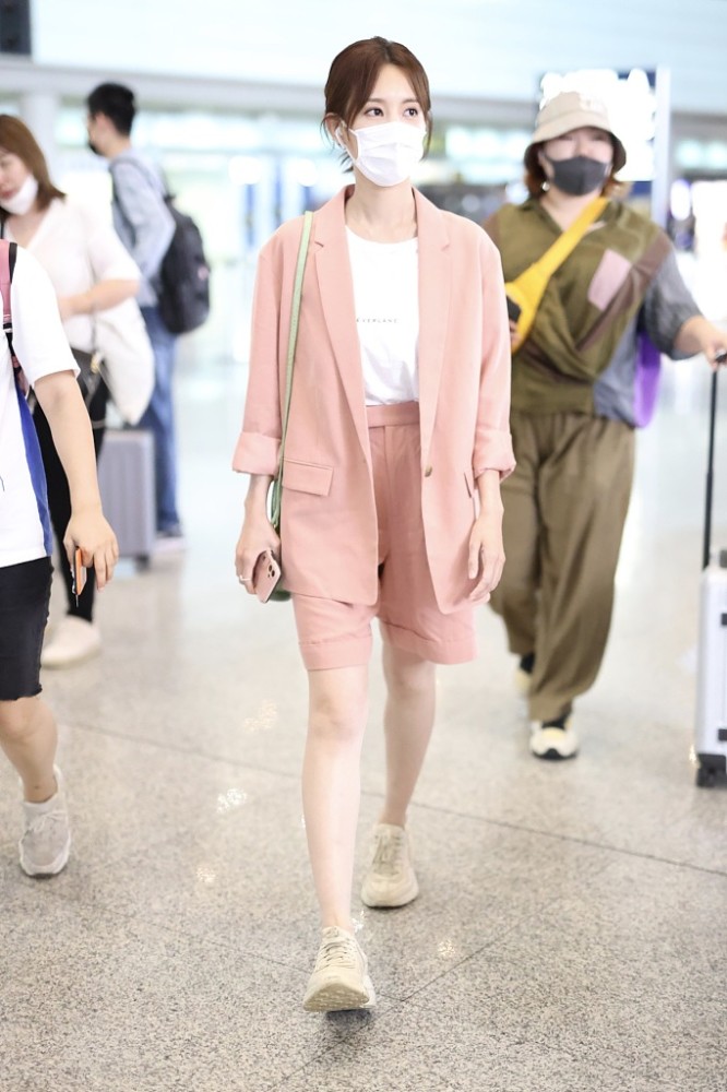 李一桐穿粉色西服套装秀美腿 甜美优雅气质绝佳