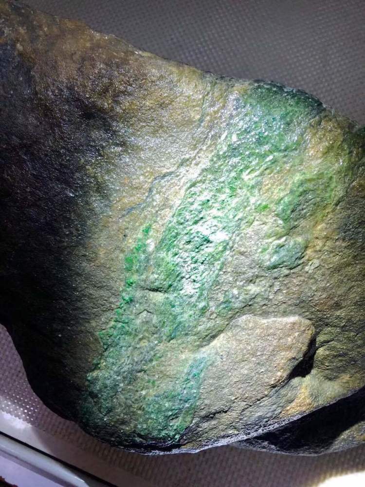 翡翠原石上的蟒带该怎么理解