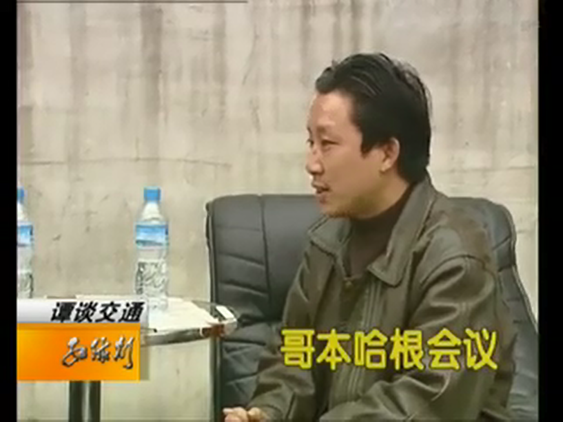表情十分郑重严肃 面对这些问题和谭警官侃侃而谈 谭警官也没有忘记