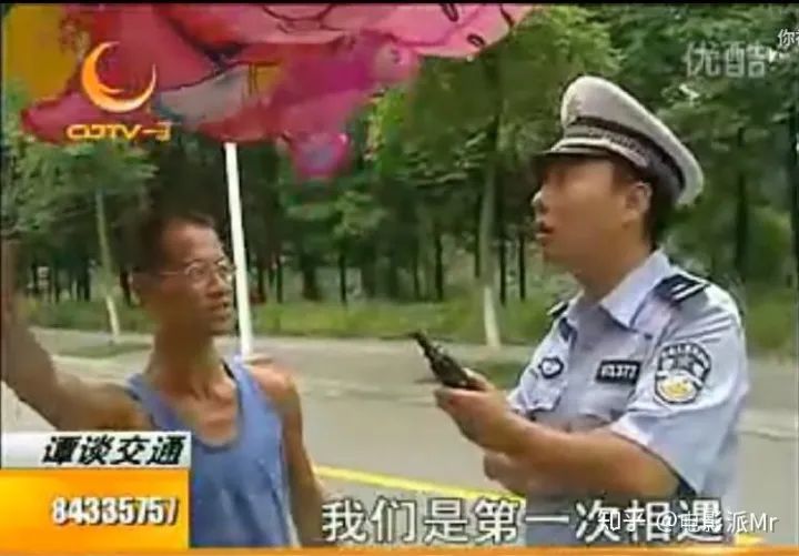 大爷迷茫的表情仿佛在质问谭警官 我回答错了吗?