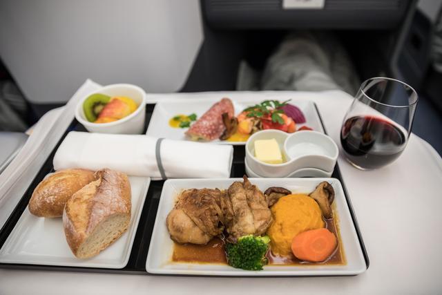盘点世界上最豪华的飞机餐,让人瞠目结舌!