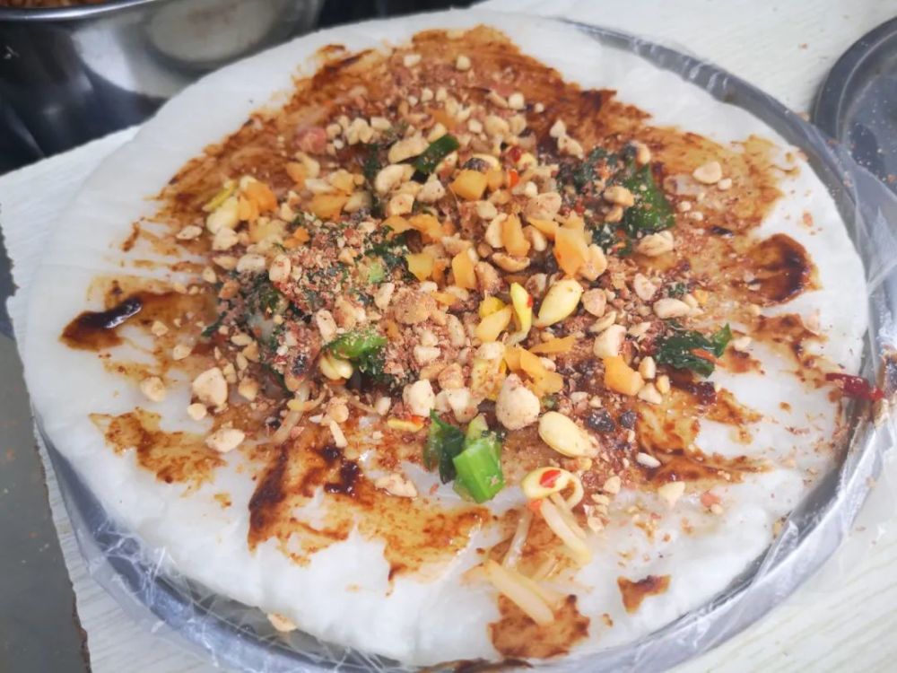 饵块粑粑是云南的特色美食,在开远方芳商场里有一家1998年就开张的烤