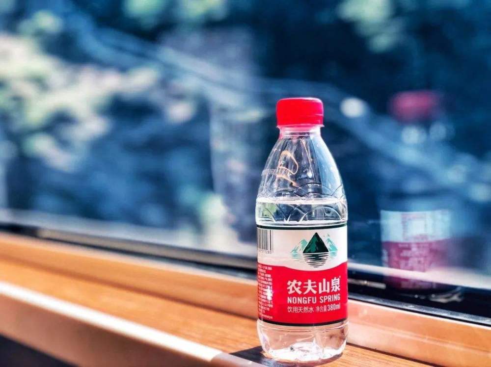 农夫山泉暴涨,钟睒睒成中国首富?卖矿泉水能成第二可口可乐吗?