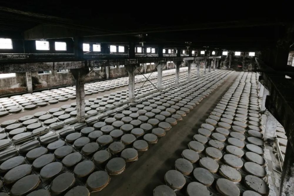 宝丰酒采用陶瓷地缸发酵法,发酵前,地缸以95度以上的花椒水清洗三遍
