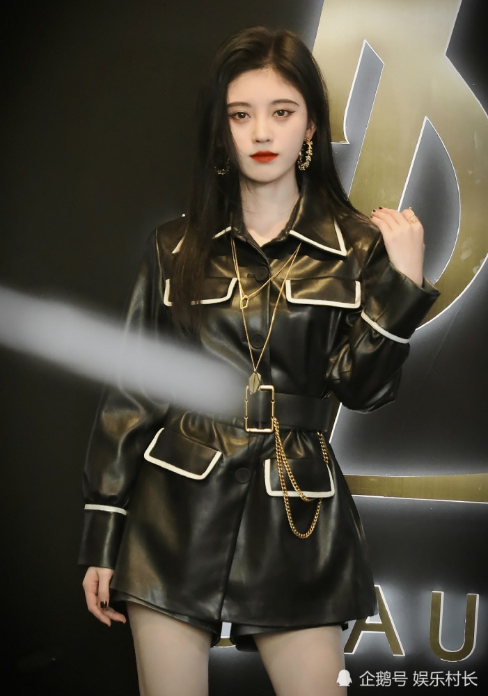 随着优质作品的不断出炉,鞠婧祎也是人气暴涨并成为时下顶级明星.