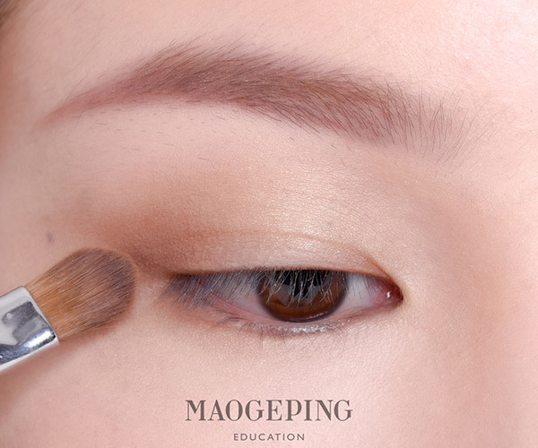 step  :用浅棕色眼影在上眼皮晕染,从内眼角到外眼角颜色逐渐加深.