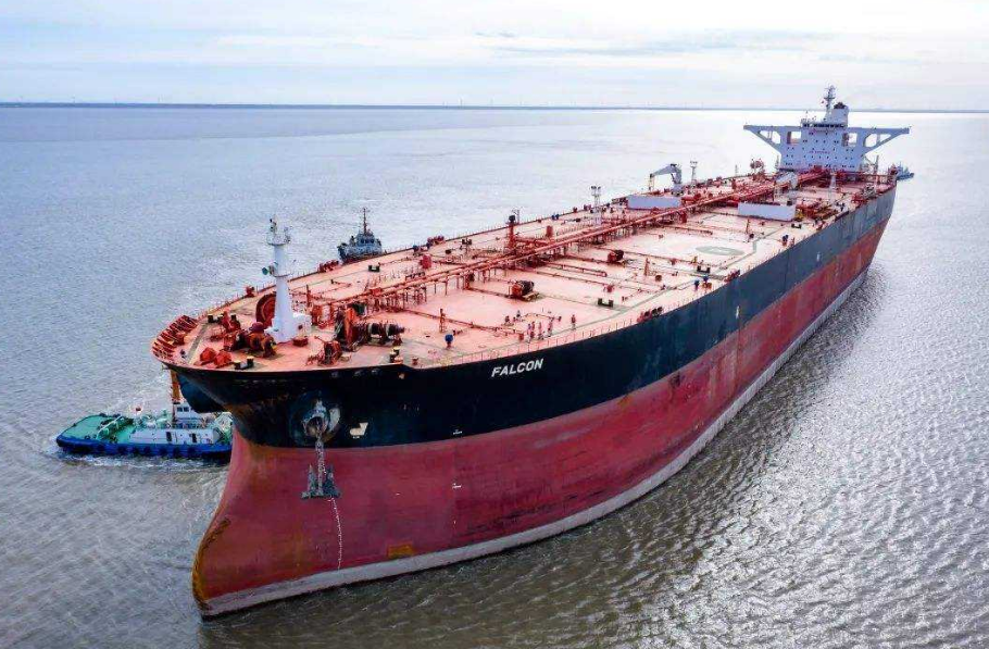 图为超大型原油运输船