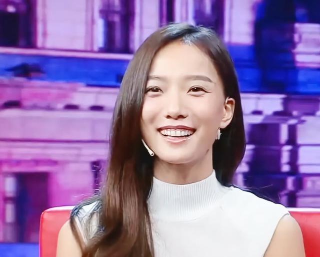 王珞丹姐姐嫁小7岁老公,男方英俊潇洒有气度,王珞丹:我的婚只能自己扛