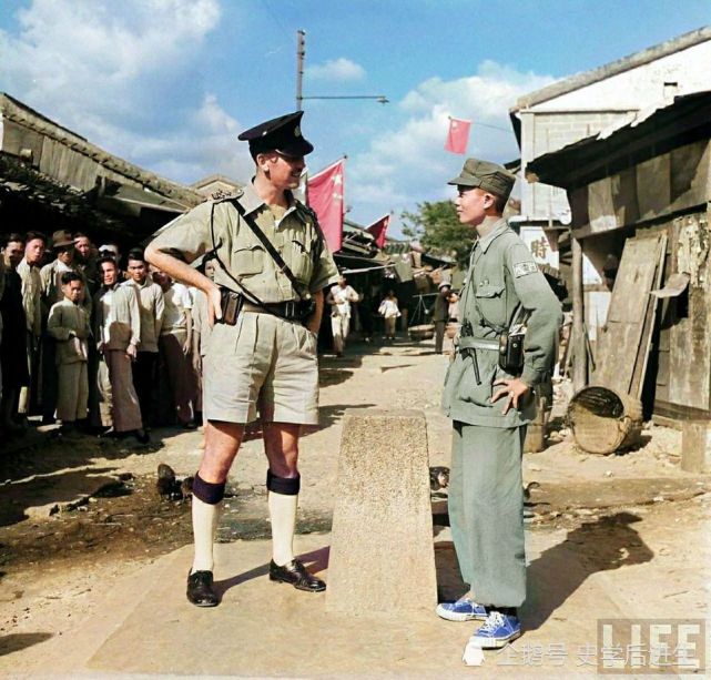 1949年,在香港沙头角,中英街界碑处,英国警察和边防军