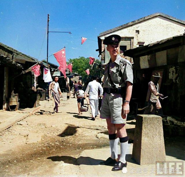 1949年10月1日,在香港沙头角,中英街界碑处,英国警察和边防解放军对持