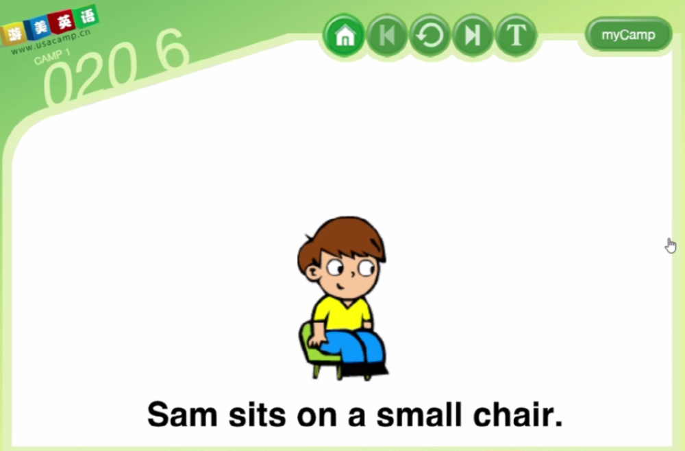 sam sits on   small chair. 山姆坐小椅子.