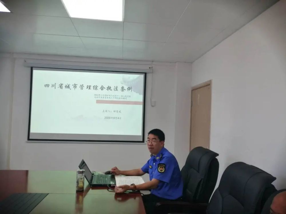 讲座中,田崇武从"城市管理综合行政执法"的概念入手,从城管执法的指导