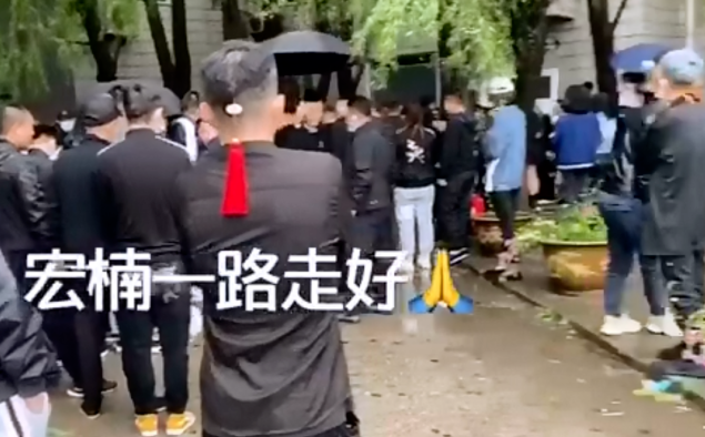 出殡当天,巴扎黑,方丈等各大网红都来到了长春市殡仪馆,送他最后一程