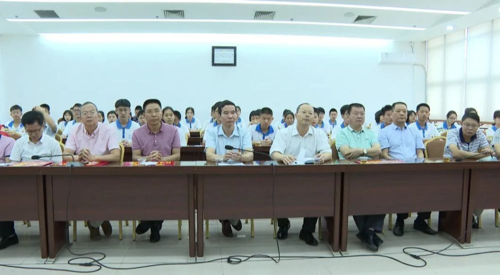 助力教育!曾浩仁慈善基金会发放50万元奖教助学金