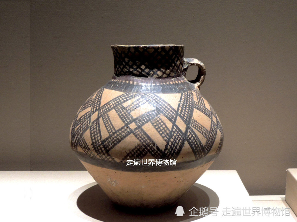 编织网格纹壶,约公元前2700—前2300年;马家窑文化;甘肃省博物馆藏.