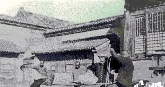 保留了许多对皇室的优待条件,清室退位后暂居官中,日后移居颐和园;仍